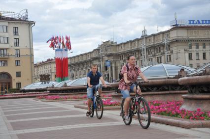 Белоруссия.  Минск.  Велосипедисты на площади  Независимости .