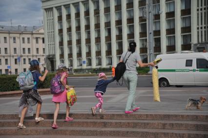 Белоруссия.  Минск.  Женщина с детьми переходит улицу.