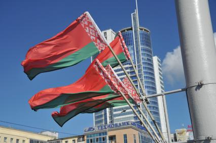 Белоруссия. Минск. Флаги Белоруссии на улицах города.
