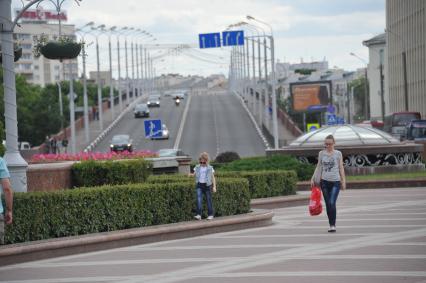 Белоруссия.  Минск. Прохожие на одной из улиц города.