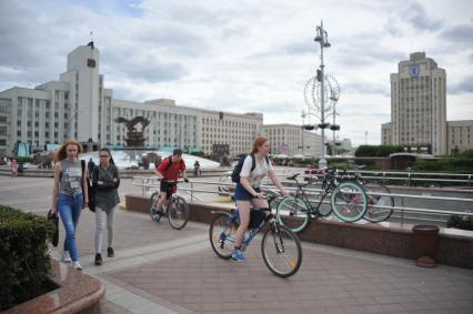 Белоруссия.  Минск.  Велосипедисты на площади  Независимости .