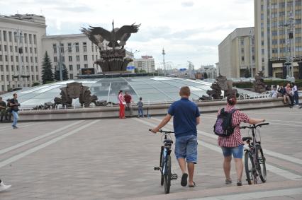 Белоруссия.  Минск.  Велосипедисты на площади  Независимости .