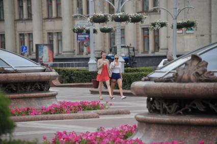 Белоруссия. Минск. Девушки идут по площади Независимости.