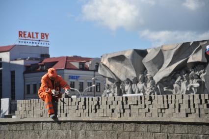 Белоруссия.  Минск. Рабочий укладывает кирпичи.