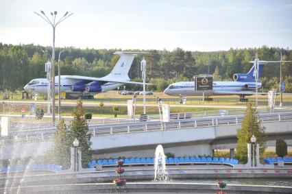 Белоруссия. Минск. Самолеты Ту-154 `Белавиа` на взлетной полосе минского аэропорта.