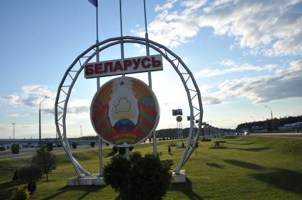 Белоруссия. Минск. Герб Белоруссии при вьезде в город.