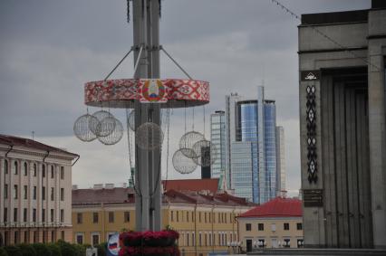 Белоруссия.  Минск.  Столб с гербом Белоруссии на улице города.