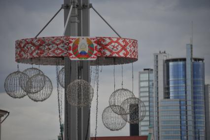 Белоруссия. Минск. Столб с гербом Белоруссии на улице города.