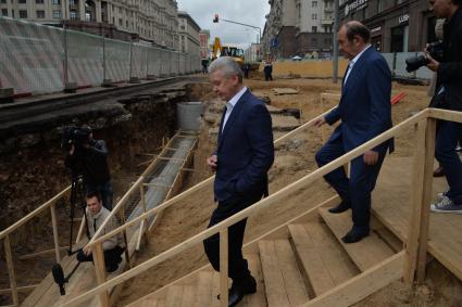 Москва. Мэр Москвы Сергея Собянин (в центре) и заместитель мэра Москвы по вопросам жилищно-коммунального хозяйства и благоустройства Петр Бирюков (справа) осмотрели ход работ по благоустройству Тверской улицы.