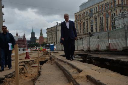 Москва. Мэр Москвы Сергея Собянин осмотрел ход работ по благоустройству Тверской улицы.