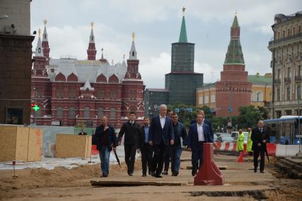 Москва. Мэр Москвы Сергея Собянин (в центре) и заместитель мэра Москвы по вопросам жилищно-коммунального хозяйства и благоустройства Петр Бирюков (справа) осмотрели ход работ по благоустройству Тверской улицы.