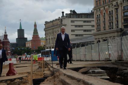 Москва. Мэр Москвы Сергея Собянин осмотрел ход работ по благоустройству Тверской улицы.