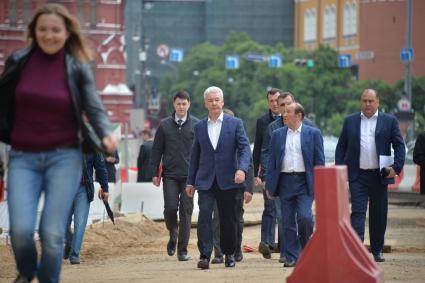 Москва. Мэр Москвы Сергея Собянин (в центре) и заместитель мэра Москвы по вопросам жилищно-коммунального хозяйства и благоустройства Петр Бирюков (второй справа) осмотрели ход работ по благоустройству Тверской улицы.