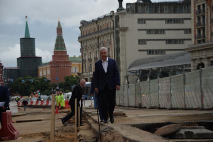 Москва. Мэр Москвы Сергея Собянин осмотрел ход работ по благоустройству Тверской улицы.