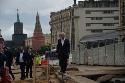 Москва. Мэр Москвы Сергея Собянин осмотрел ход работ по благоустройству Тверской улицы.