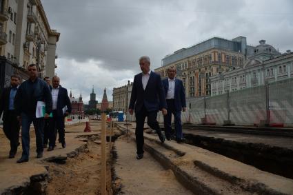 Москва. Мэр Москвы Сергея Собянин (в центре) и заместитель мэра Москвы по вопросам жилищно-коммунального хозяйства и благоустройства Петр Бирюков (справа) осмотрели ход работ по благоустройству Тверской улицы.