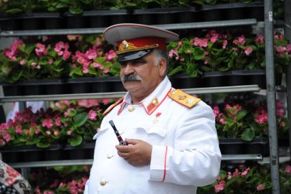 Москва. Двойник Сталина на фестивале цветов в ГУМе.