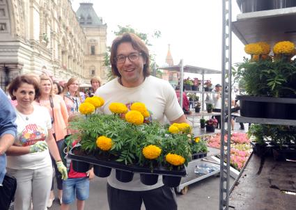 Москва. Телеведущий Андрей Малахов на фестивале цветов в ГУМе.