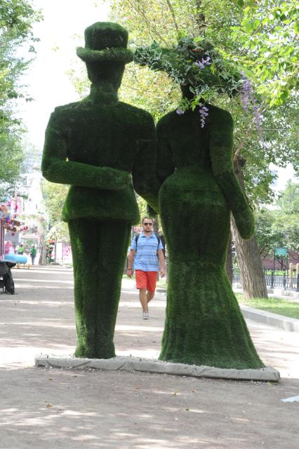 Москва. Скульптура  из живых цветов на бульваре.