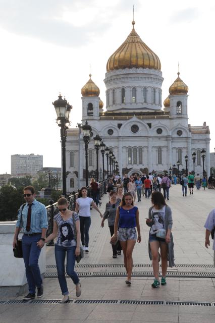 Москва.  Вид на Храм Христа Спасителя с Патриаршего моста.