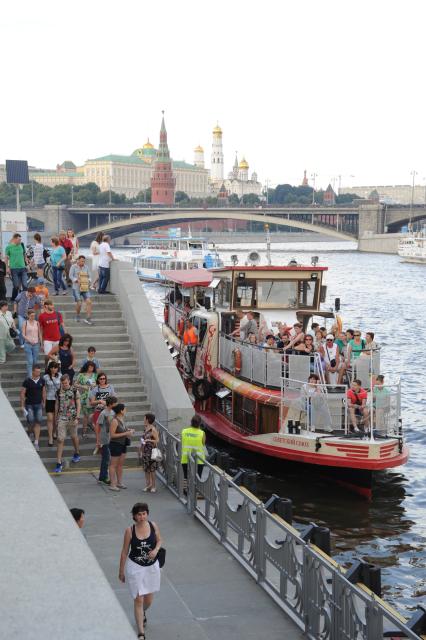 Москва. Вид на Кремль с Пречистенской набережной.