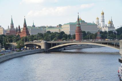 Москва. Вид на Кремль и Большой Каменный мост.