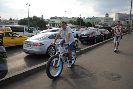 Москва. Велосипедист на улице города.