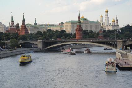 Москва. Вид на Кремль и Большой Каменный мост.