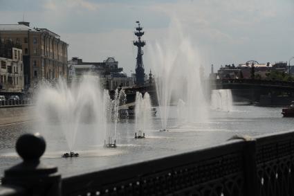 Москва.  Вид на памятник Петру l  с Болотной набережной.