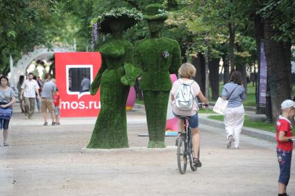 Москва. Скульптура  из живых цветов на бульваре.