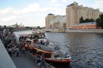 Москва. Вид на Кремль  и  `Дом на набережной ` с Пречистенской набережной.