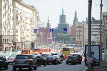 Москва. Поток машин на Тверской улице.