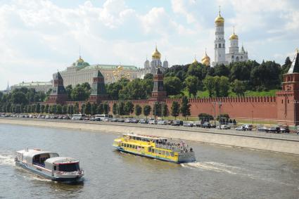 Москва. Прогулочные катера   на Москве- реке у Кремлевской набережной.