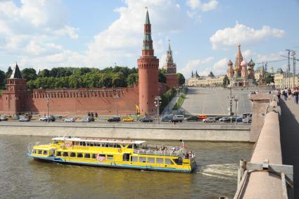 Москва. Прогулочные катера   на Москве- реке у Кремлевской набережной.