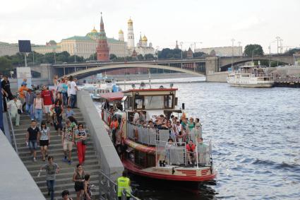 Москва. Вид на Кремль с Пречистенской набережной.