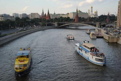 Москва. Вид на Кремль и Большой Каменный мост.