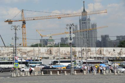 Москва.  Вид на жилой дом на Котельнической  набережной.