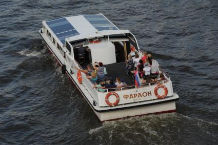 Москва. Прогулочный катер с отдыхающими на Москве- реке.