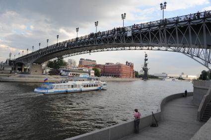 Москва.  Вид на памятник Петру l  с  Пречистенской набережной.