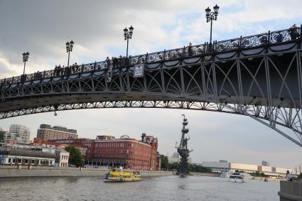 Москва.  Вид на памятник Петру l   с Пречистенской набережной.