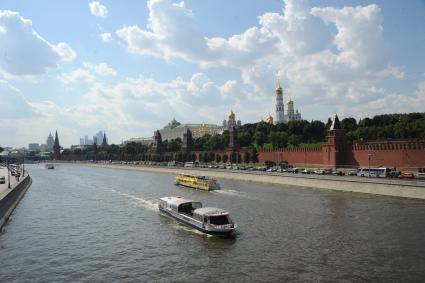 Москва. Прогулочные катера   на Москве- реке у Кремлевской набережной.