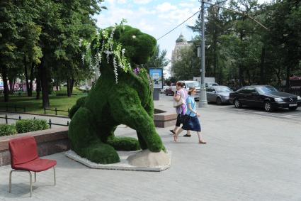 Москва. Скульптура  из живых цветов на бульваре.