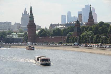 Москва. Прогулочные катера   на Москве- реке у Кремлевской набережной.