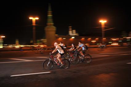 Москва.  Участники ночного велопарада  на Кремлевской набережной.