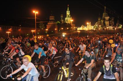 Москва.  Участники ночного велопарада на Васильевском спуске.