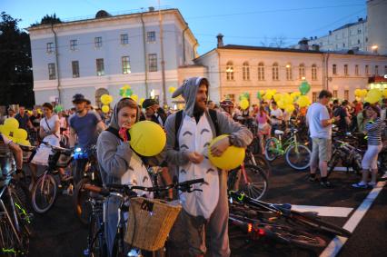 Москва.  Участники ночного велопарада  на одной из улиц города.