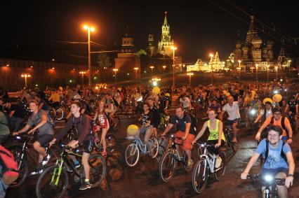 Москва.  Участники ночного велопарада на Васильевском спуске.