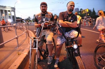 Москва.  Участники ночного велопарада на одной из улиц города.