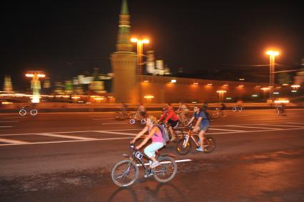 Москва.  Участники ночного велопарада  на Кремлевской набережной.