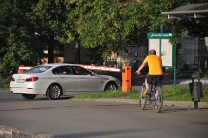 Москва. Шлагбаум, перекрывающий внутриквартальный проезд в районе Мосфильмовской улицы.